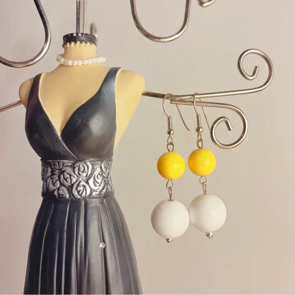 3/$25 Multi-Color Handmade Beaded Earring Set - Picture 8 of 9